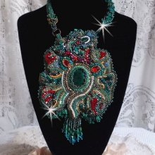 Plastron Dragon brodé avec un cabochon et des chips en Malachite Naturel, un beau dégradé d'un vert émeraude avec ces rocailles de couleurs